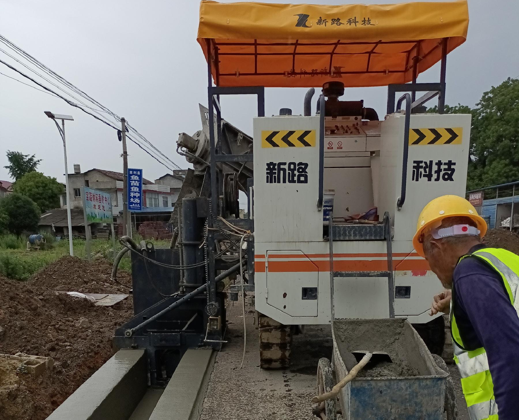 G353慈利至張家界城區公路排水溝滑模一次性成型，滑模施工效率高
