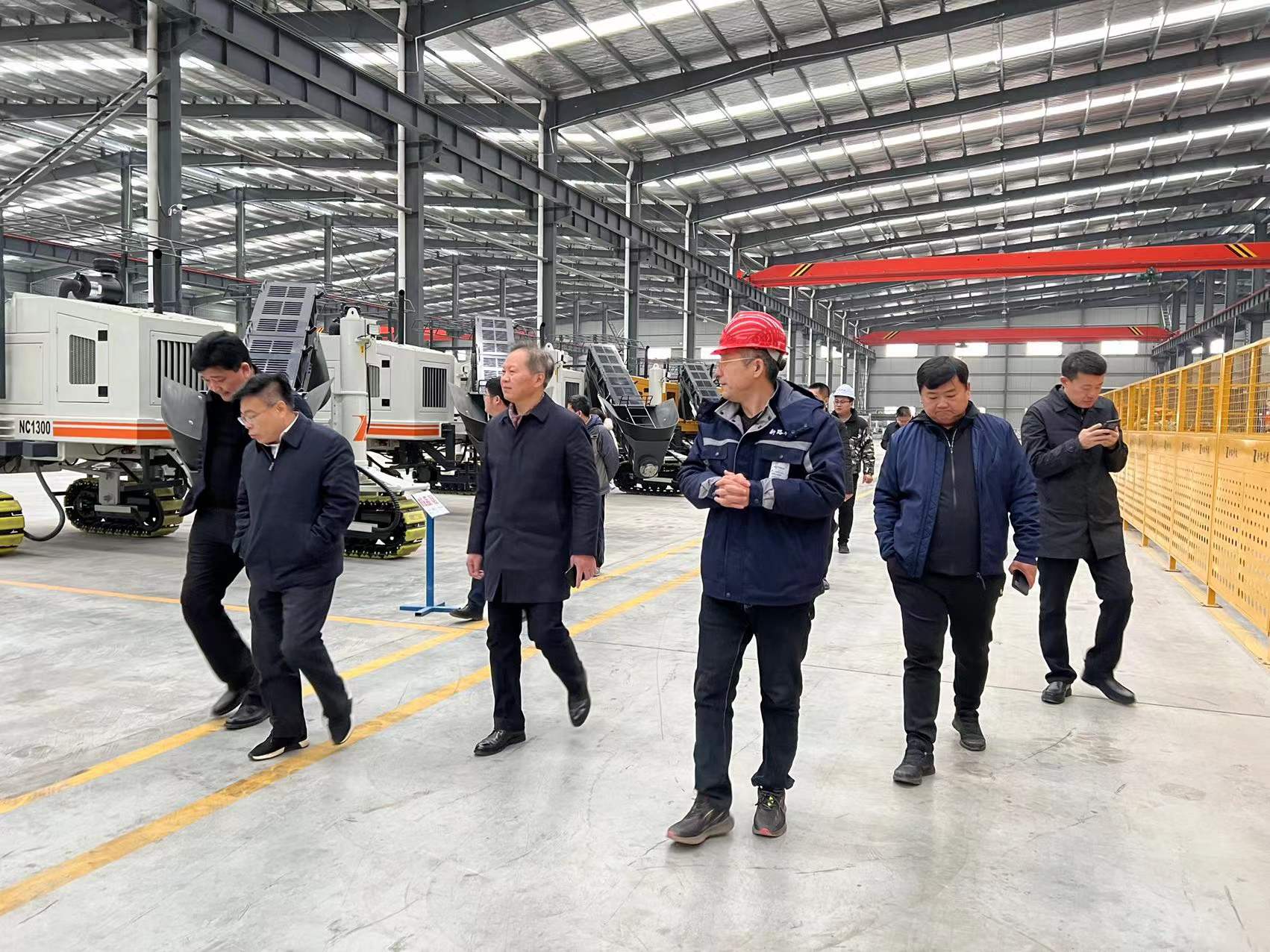 熱烈歡迎徐州市委市政府、淮海國際港務(wù)區(qū)、柳新鎮(zhèn)一行領(lǐng)導(dǎo)來我司參觀考察工作